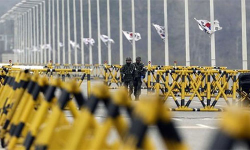 Soldados en el puente de la Unificación cerca de la aldea fronteriza de Panmunjom Pyongyang acepta una oferta de diálogo de Seúl